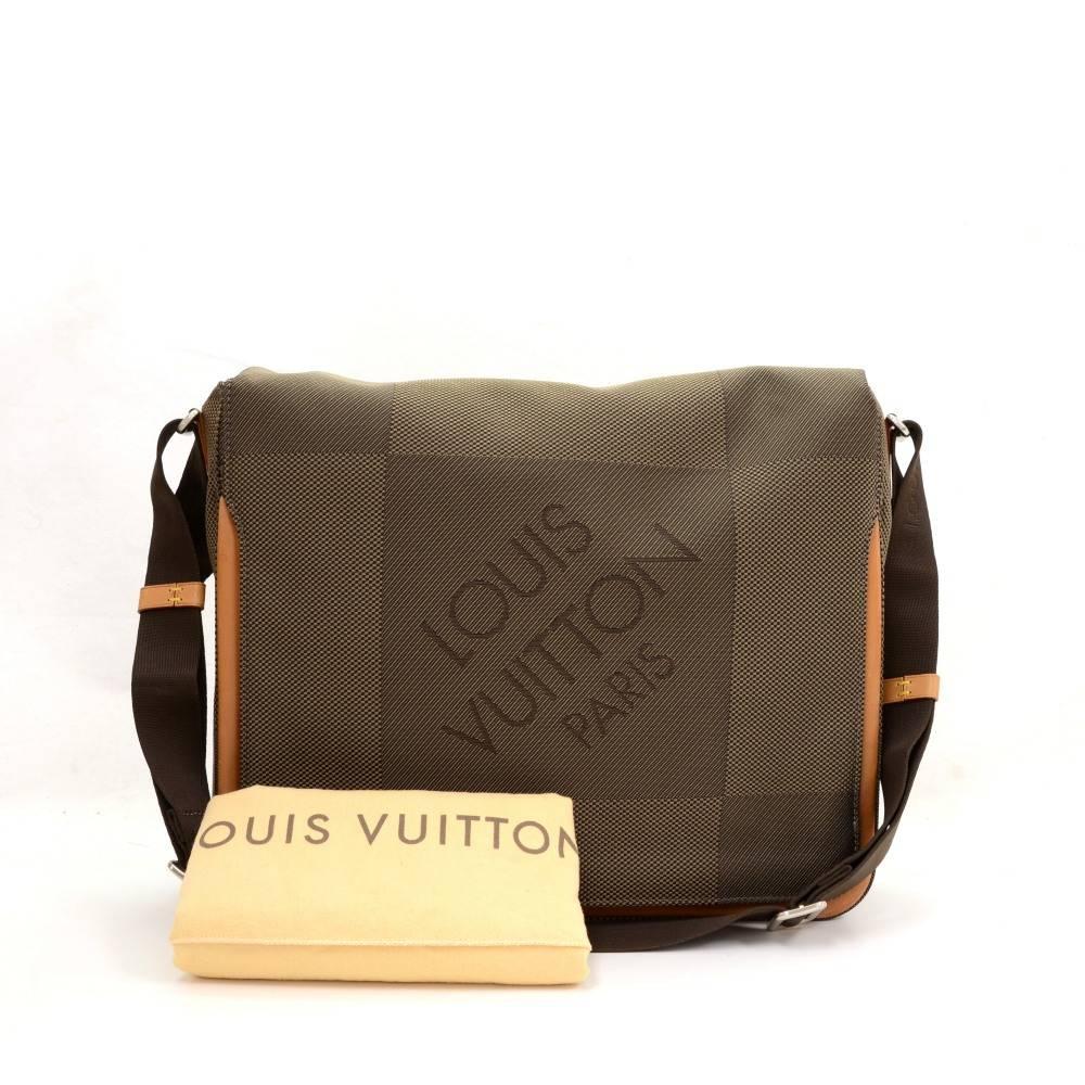 Louis Vuitton Messager NM bag in Damier Geant canvas. Outside has 1 zipper pocket on front. Top access is secured with flap and 2 magnetic closure. Underbeneath the flap, it has 1 exterior open pocket. Inside has 1 compartment for laptops with 2