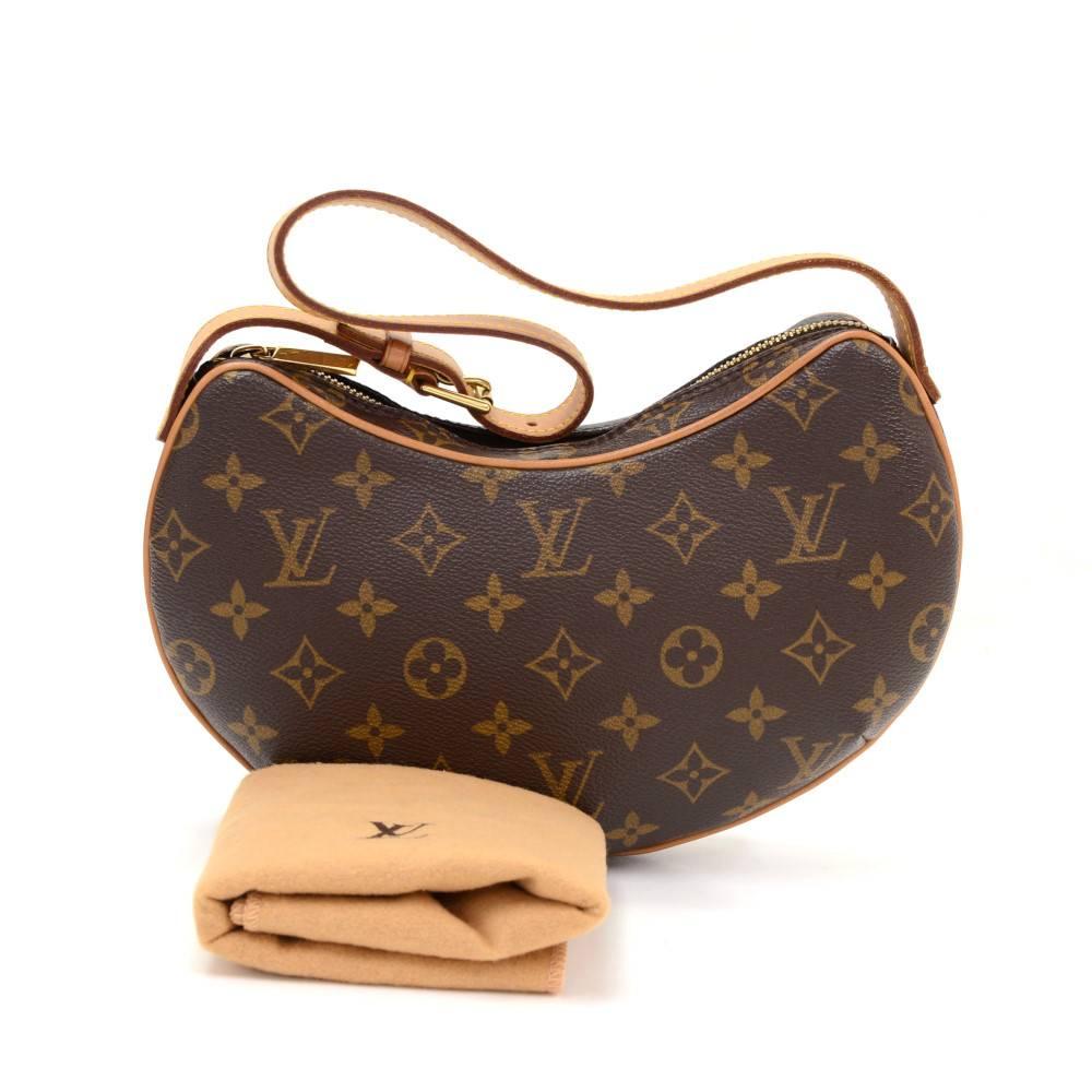 Louis Vuitton Pochette Croissant in monogram canvas. Top is secured with a zipper. Inside has red alkantra lining and 1 open pocket. Carried on one shoulder or in hand with adjustable cowhide leather strap.

Made in: France
Serial Number: