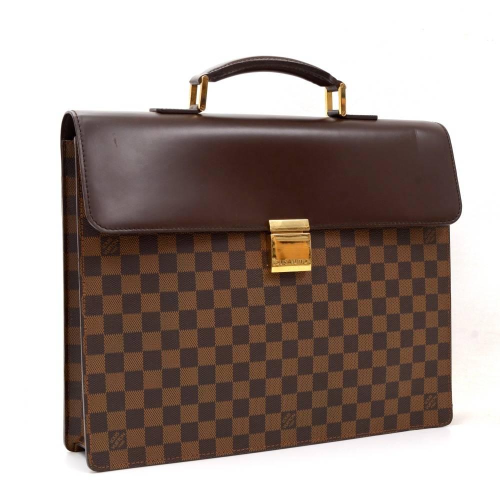 Louis Vuitton Altona GM briefcas in Damier Canvas. It has flap with lock in front and 1 open slip in pocket on the back. Inside has 2 compartments, 1 open slip in pocket and 1 for mobile or glasses. Very stylish item which would make a great