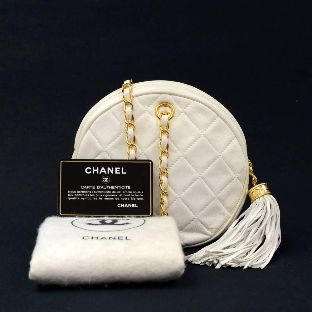 Chanel Vintage White quilted leather mini bag / pouch. It is secured with zipper and fringe is attached on the zipper pull. Inside is in white leather lining and has 1 zipper pocket. It can be carried in hand or use it as pouch in bigger bag.