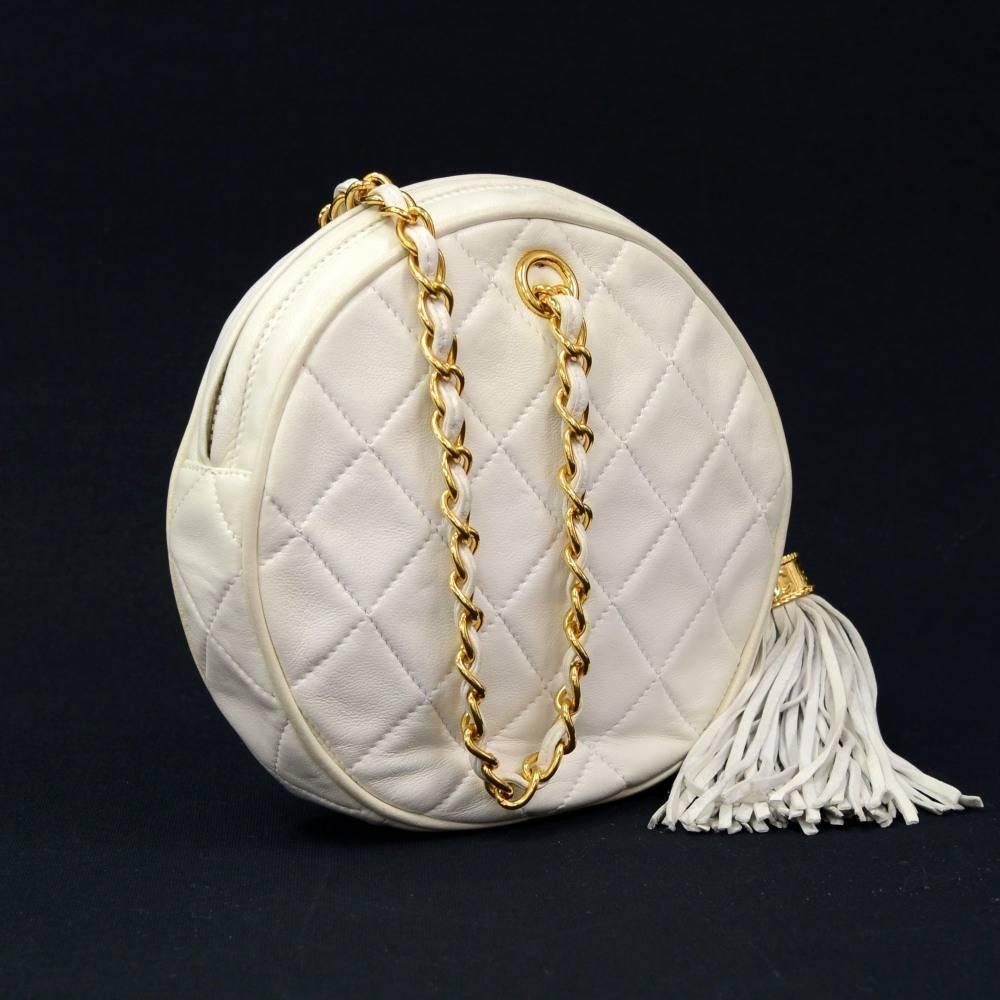Vintage Chanel White Quilted Leather Fringe Round Pouch Bag In Excellent Condition In Fukuoka, Kyushu