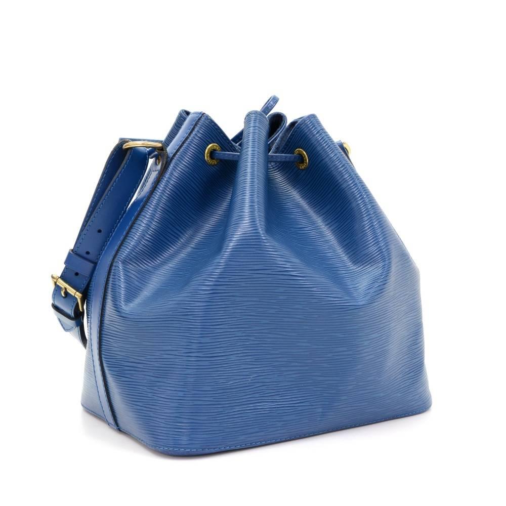 Vintage Louis Vuitton Petit Noe Blue Epi Leather Shoulder Bag In Good Condition In Fukuoka, Kyushu