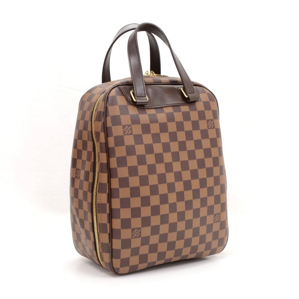 Louis Vuitton Sac Excursion in Damier canvas. Long and elegant shape designed and secured with a full round double zipper. The inside has washable lining and one large open pocket. Hand-held and provides great storage capacity for all purpose