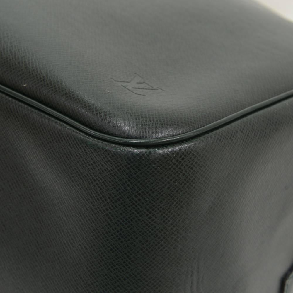 Louis Vuitton Kendall PM Dark Green Taiga Leather Travel Bag In Excellent Condition In Fukuoka, Kyushu