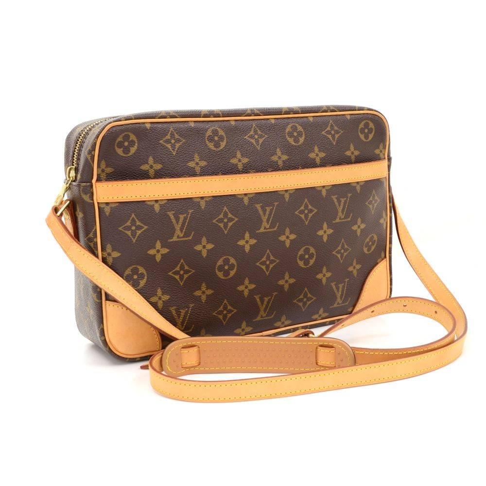 Louis Vuitton Trocadero 30 in monogram canvas. Top is secured with a zipper and 1 open pocket on the front. Inside has brown lining and 1 zipper pocket. Can be carried on shoulder or across body.  

Made in: France
Serial Number: TH0076
Size: