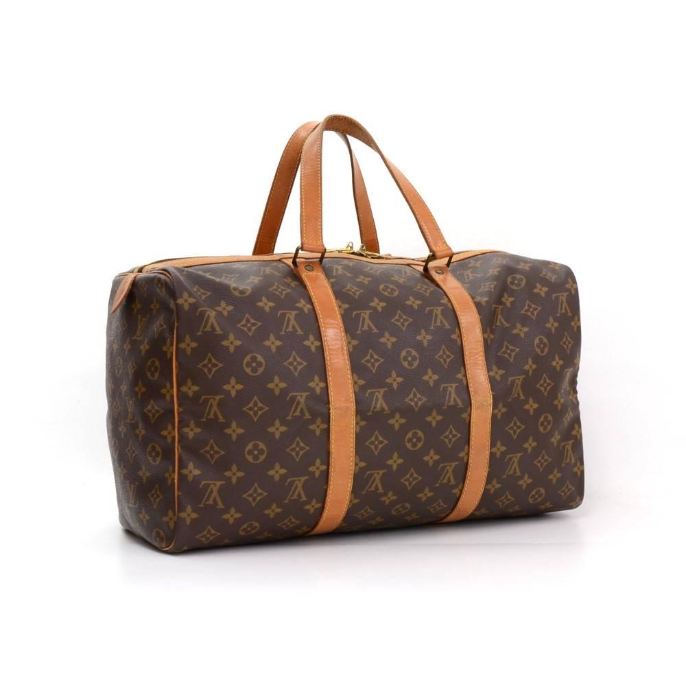 Louis Vuitton Sac Souple 45 is a classic of the Louis Vuitton travel bag collection. This spacious large sized version in Monogram canvas and double brass zipper. A great companion wherever you go.

Made in: France
Size: 17.7 x 9.8 x 8.3 inches