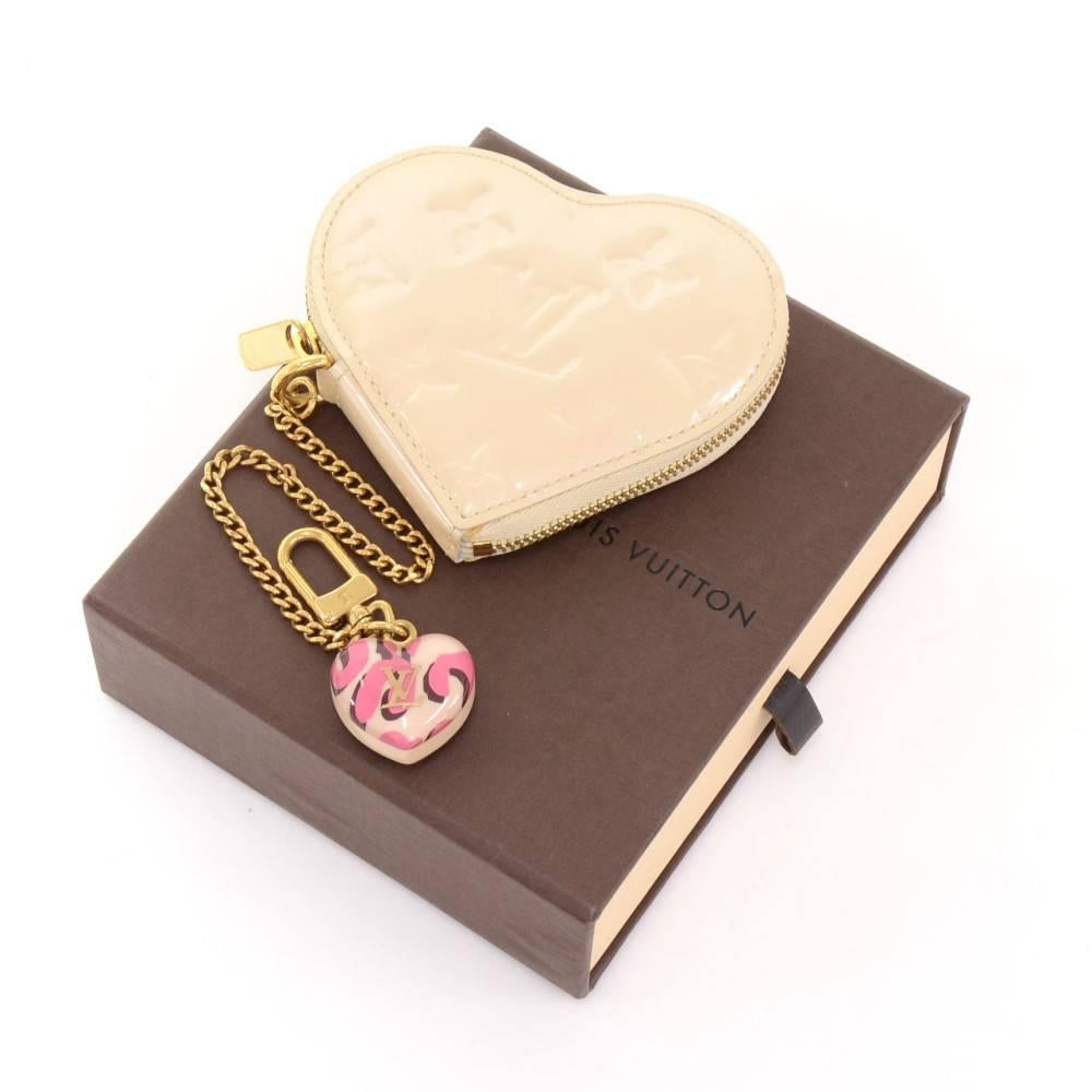 Louis Vuitton coin case in vernis leather. Heart shape coin case secured with zipper and chain.

Made in: France
Serial Number: TS3180
Size: 4.1 x 3.3 x 0 inches or 10.5 x 8.5 x 0 cm
Color: Beige
Dust bag:   Not included  
Box:   Yes included
