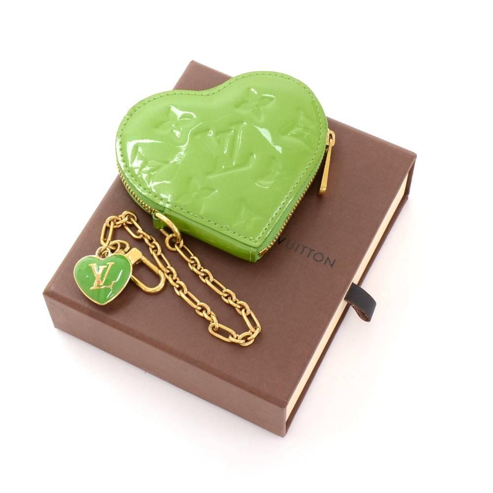 Louis Vuitton coin case in vernis leather. Heart shape coin case secured with zipper and chain.

Made in: France
Serial Number: TH4088
Size: 4.1 x 3.3 x 0 inches or 10.5 x 8.5 x 0 cm
Color: Green
Dust bag:   Not included  
Box:   Yes included