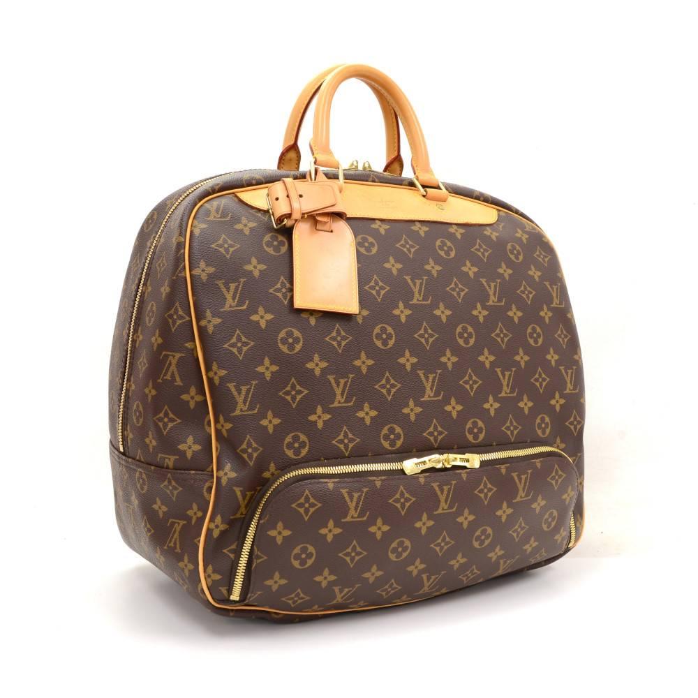Louis Vuitton large Evasion travel bag in monogram canvas. Main access is secured with brass double zipper. One exterior pocket on the front bottom allows to keep shoes and other daily needs for travel. Inside has beige washable lining and large