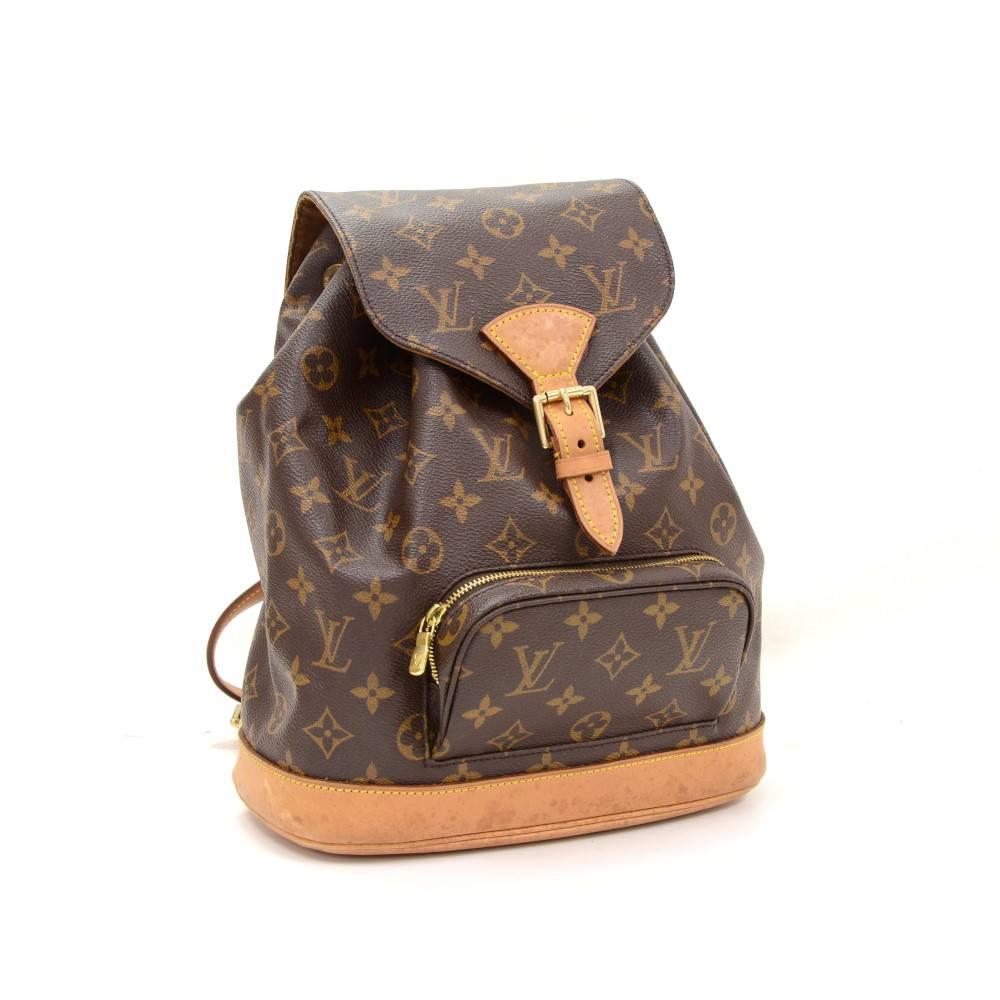 Louis Vuitton backpack Montsouris MM in Monogram canvas. It has 1 external zipper pocket on the front. Leather pull string closure with flap top for security and 1 interior open pocket. Discontinued model.

Made in: France
Serial Number: