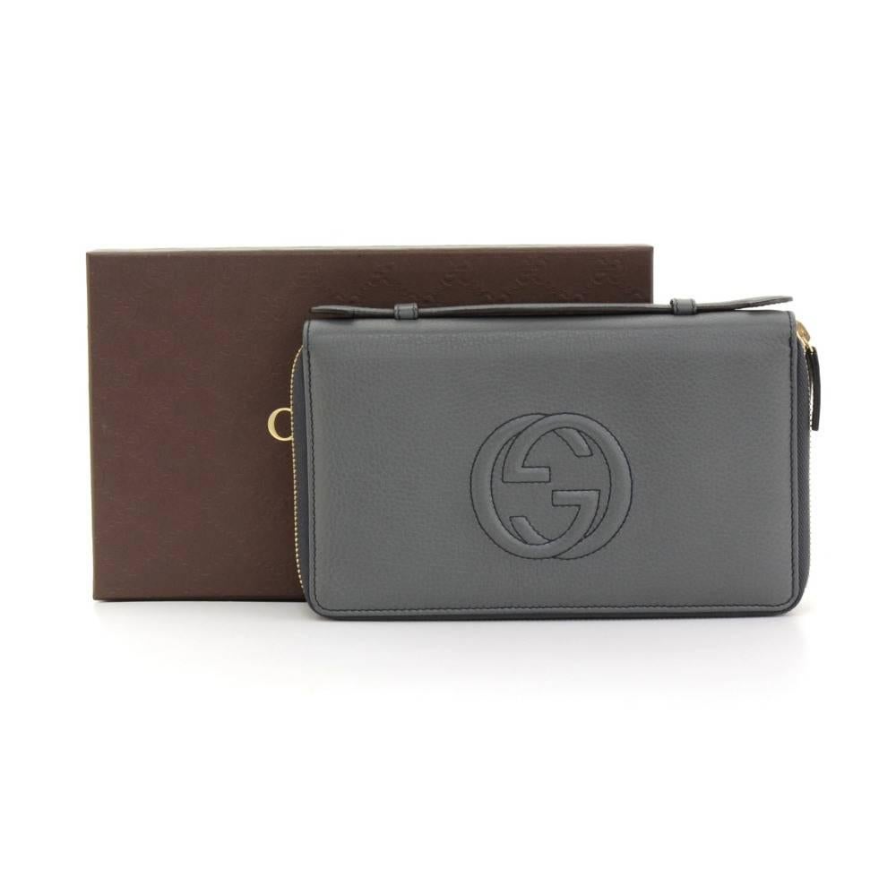 Gucci Organizer Wallet in gray leather. It has two separated compartment with zipper closure. Inside has pocket for mobile, coin, note and card slot. Stunning item !

Made in: Italy
Serial Number: 336286 . 0959
Size: 5.1 x 8.7 x 1.2 inches or 13