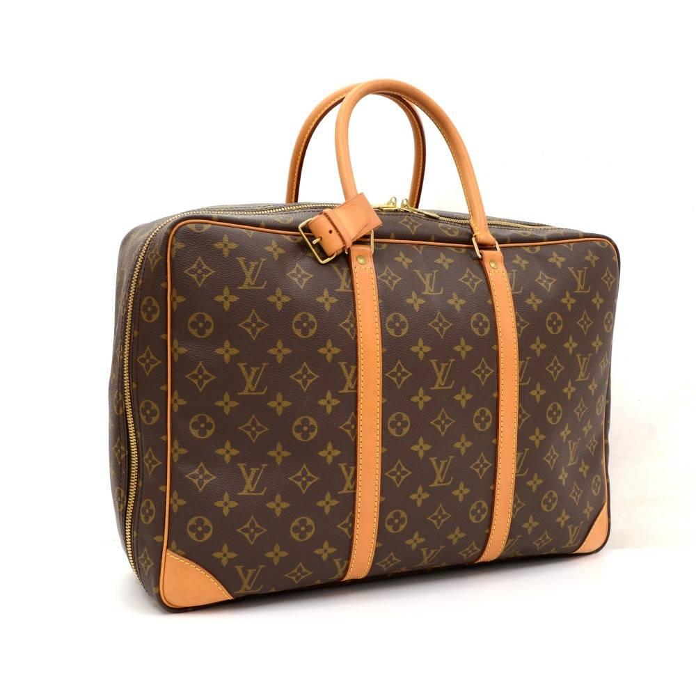 Louis Vuitton Sirius 45 travel bag in monogram canvas. Inside is washable lining and has 1 large open slip in pocket and 1 rubber band to store clothing or documents in place. Perfect size to carry all your precious traveling goods. 

Made in: