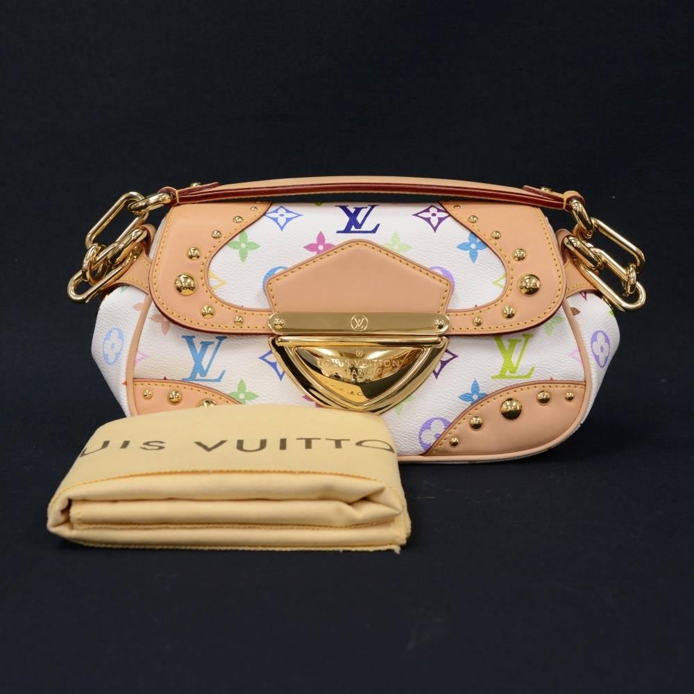 Bolso Louis Vuitton Marilyn de lona blanca multicolor con monograma. En el exterior, tiene un bolsillo abierto en la parte trasera. 1 La parte superior está asegurada con solapa y cierre a presión. El interior tiene forro de alkantra roja con 1