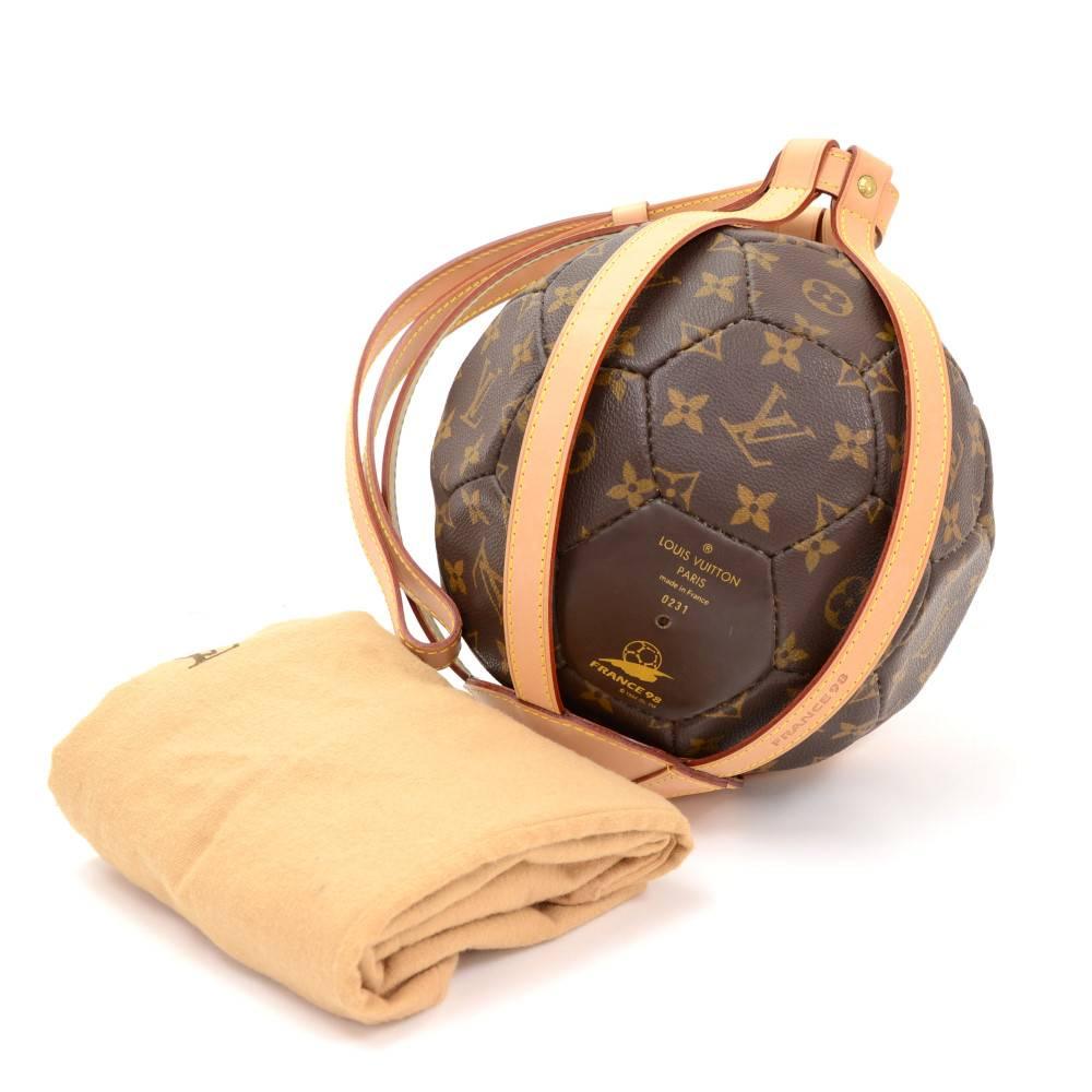 Louis Vuitton soccer ball in monogram canvas from 1998 World Cup LIMITED EDITION. LOUIS VUITTON PARIS Made in Frace 0231 FRANCE 98 engraved on it. Limited item No. 0231

Made in: France
Serial Number: AS0938
Color: Brown
Dust bag:   Yes