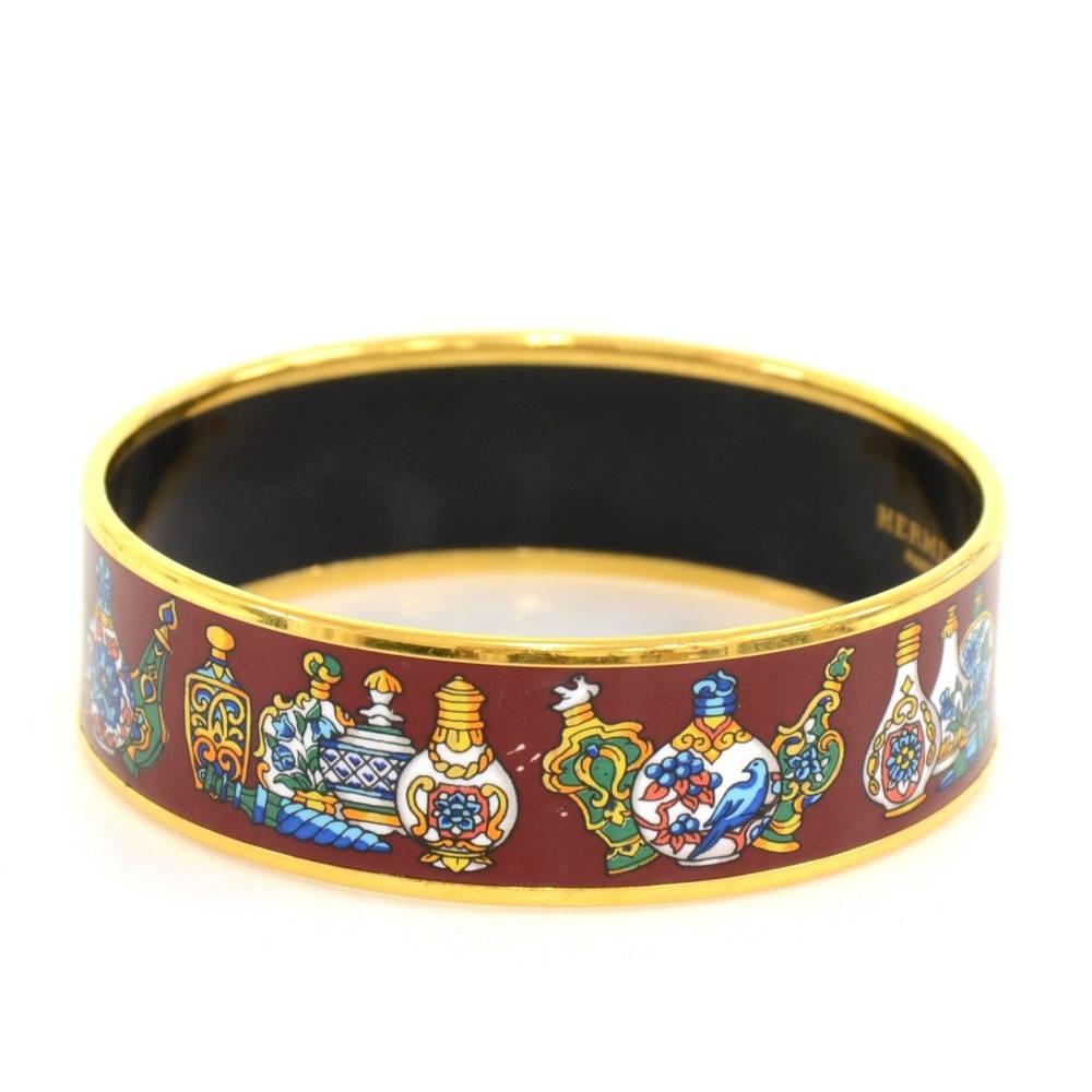 Hermes red x gold Tone wide bangle. Hermes Paris Made in Austria Y engavement on the inside. It looks very stylish and would make a great statement wherever you go. Size: App 2.6 inches or 6.5 cm in diameter.

Made in: Austria
Size: 2.6 x 0.8 x 0