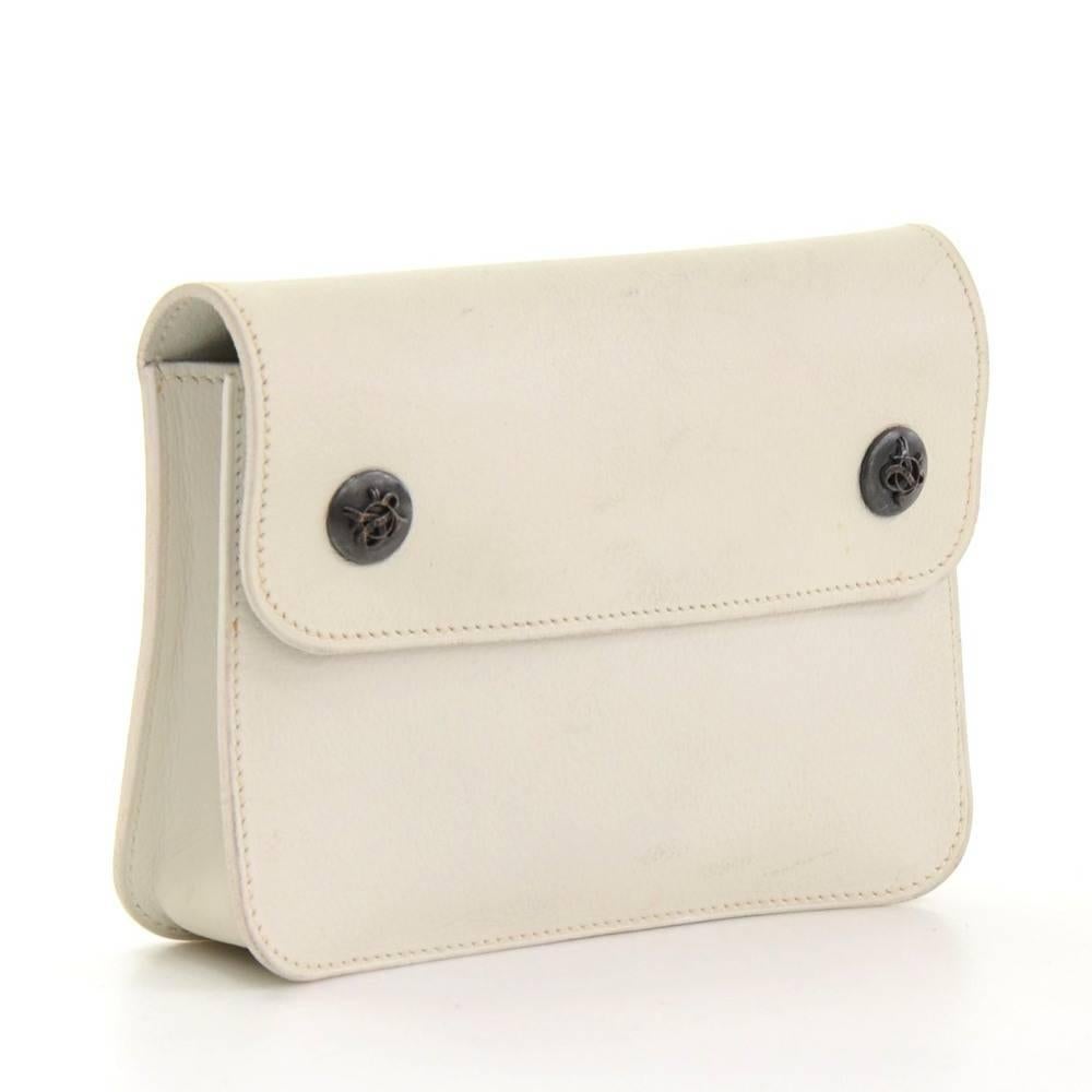 Hermes waist pouch Bag in white leather. Top access is secured with flap and 2 stud closure. Very pracitcal for your daily. Belt size: Total length app 19.7 inch or 50 cm.

Made in: France
Serial Number: A (1987 years)
Size: 5.5 x 3.9 x 1.4