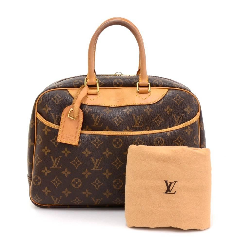 Louis Vuitton Deauville handbag in Monogram canvas. Top is closed with double zipper. Inside has washable lining, 4 pockets and rubber holders for bottles/cosmetics. It is specially designed to keep all your items perfectly organized! Item comes