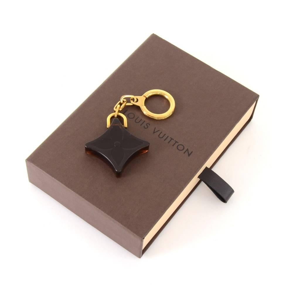 This is Louis Vuitton gold tone Key holder . Very simple design would make your keys easy to find. Would as well look great hanging on your bag.

Made in: France
Size: 3.5 x 1.6 x 0 inches or 9 x 4 x 0 cm
Color: Brown
Dust bag:   Not included 