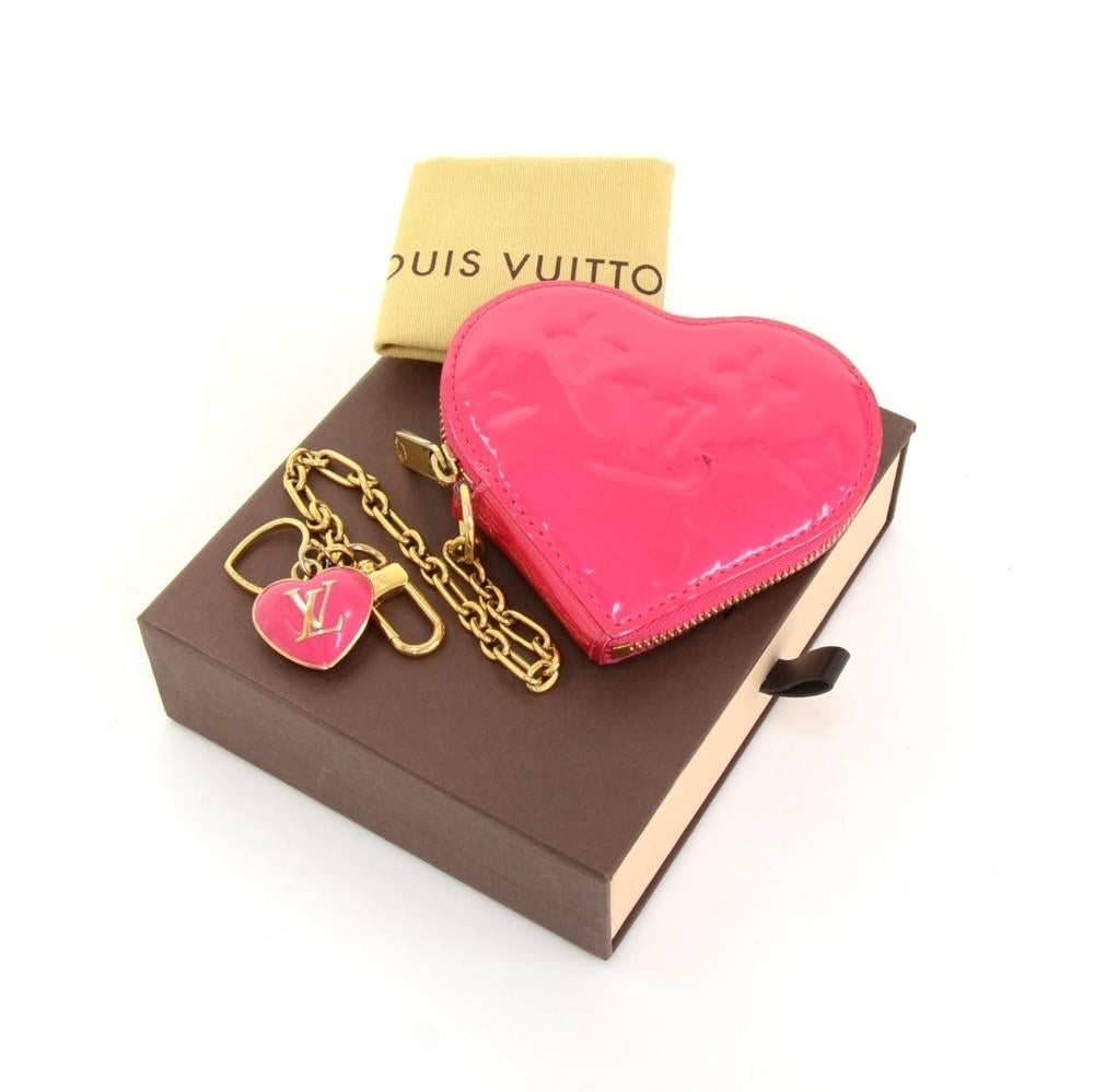 Louis Vuitton coin case in vernis leather. Heart shape coin case secured with zipper and chain.

Made in: France
Serial Number: TH0049
Size: 4.1 x 3.3 x x inches or 10.5 x 8.5 x x cm
Color: Pink
Dust bag:   Yes included  
Box:   Yes included 