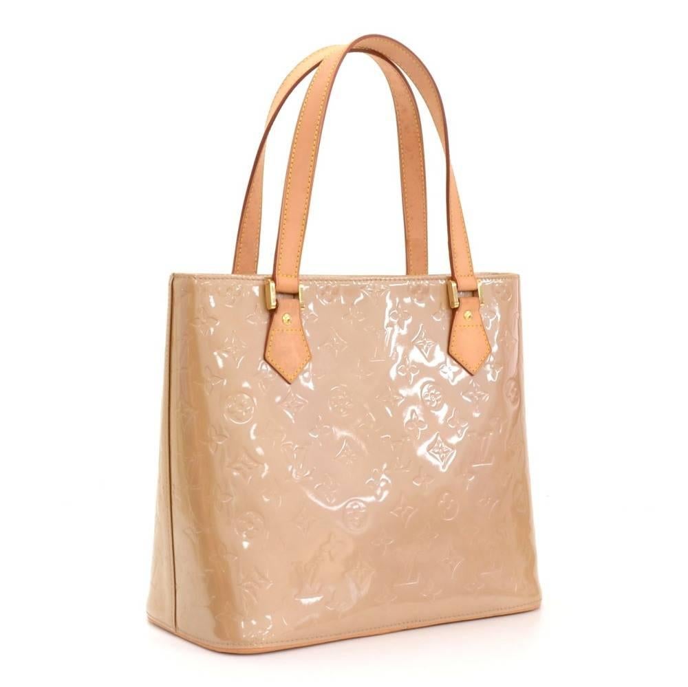 Louis Vuitton Houston in Beige Vernis leather. Easy access is secured with zipper. Inside has leather lining and 2 pockets: 1 open and 1 with zipper. Sofisticated design in ideal size to carry would make a great companion wherever you go.

Made