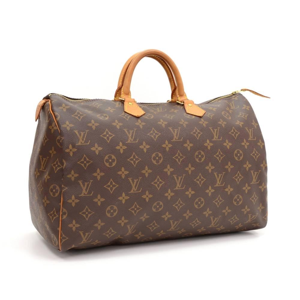 Louis Vuitton Speedy 40 bag crafted in monogram canvas. It offers light weight elegance in a compact format. Inspired by the famous keep all travel bag, it features a brass zip closure and it  is perfect for carrying everyday essentials.

Made in: