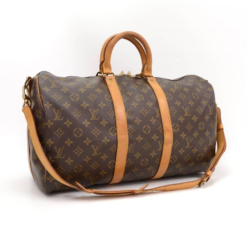 Louis Vuitton Keepall Bandouliere 45 a classic from the Louis Vuitton travel bag collection. This spacious sized version in Monogram canvas and a double zipper for secure and easy access. Great for any trip! 

Made in: France
Serial Number: .V.I.