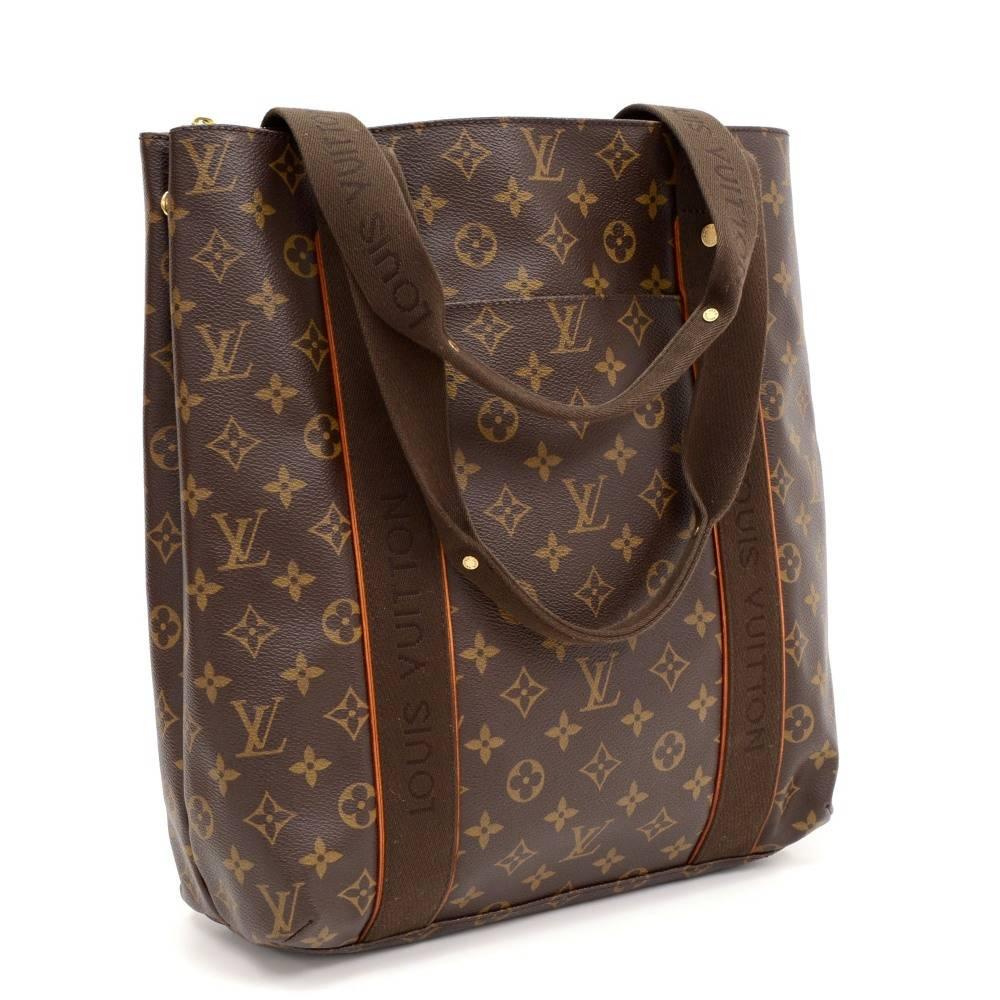 Louis Vuitton Cabas De Beaubourg tote bag in monogram canvas. It has 1 separated compartment with zipper and 1 open pocket on front. Open access with 2 pocket: 1 open and 1 for mobole or glass. It fits format A4 as all your magazines or work related