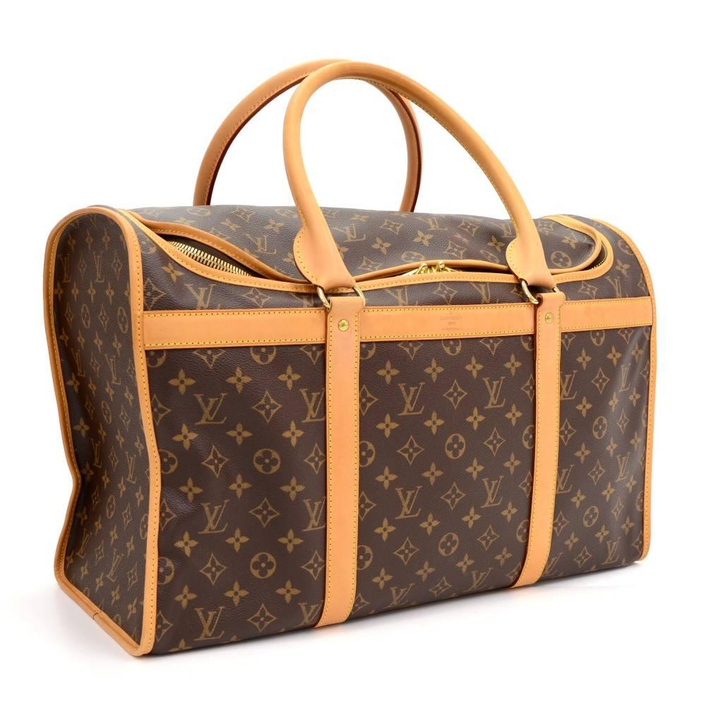 Louis Vuitton Sac Chaussures 50 is a vintage of the Louis Vuitton pet carry bag collection. This spacious large sized version in Monogram canvas and a double brass zipper. A great bag for you lovely pet. It comes with name tag and poignees.

Made