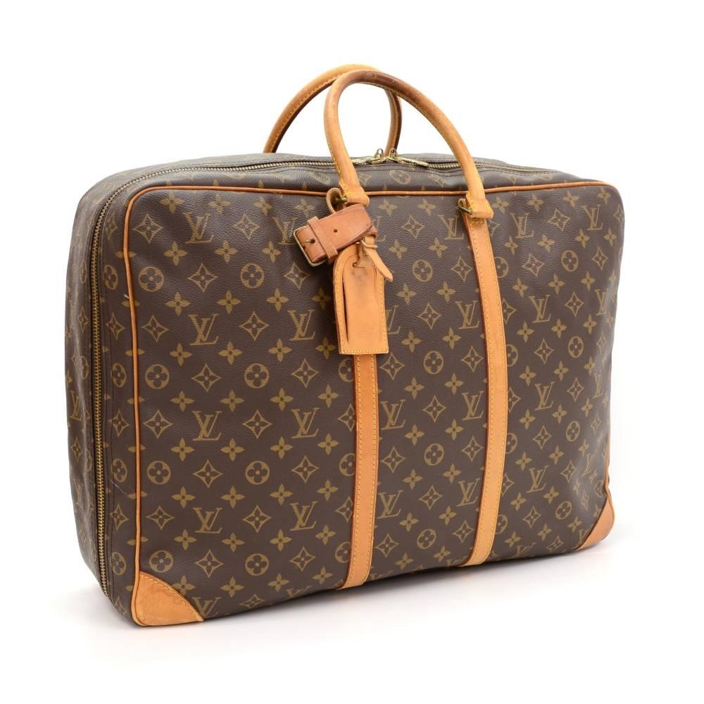Louis Vuitton Sirius 50 travel bag in monogram canvas. Inside is washable lining and has 1 large open slip in pocket and 1 rubber band to store clothing or documents in place. Perfect size to carry all your precious traveling goods. It comes with