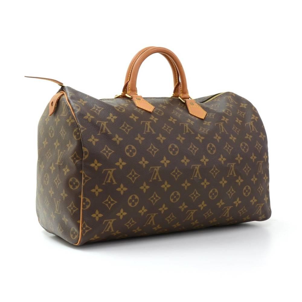 Louis Vuitton Speedy 40 bag crafted in monogram canvas. It offers light weight elegance in a compact format. Inspired by the famous keep all travel bag, it features a brass zip closure and it is perfect for carrying everyday essentials.

Made in: