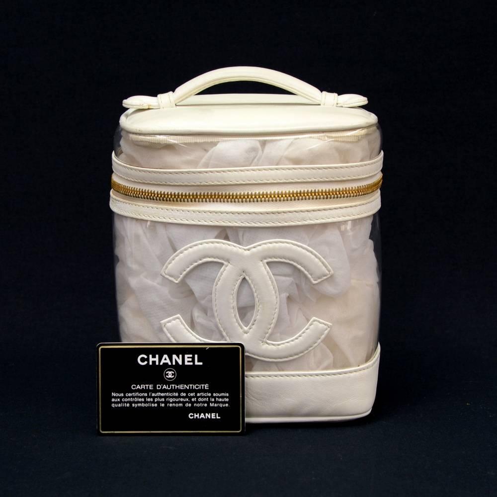 Chanel vanity cosmetic bag in white leather. Top is secured with zipper. Inside is in white lambskin lining and one open pocket. Carried in hand. Simple and functional. 

Made in: Italy
Serial Number: 3452031
Size: 5.9 x 6.5 x 4.9 inches or 15 x