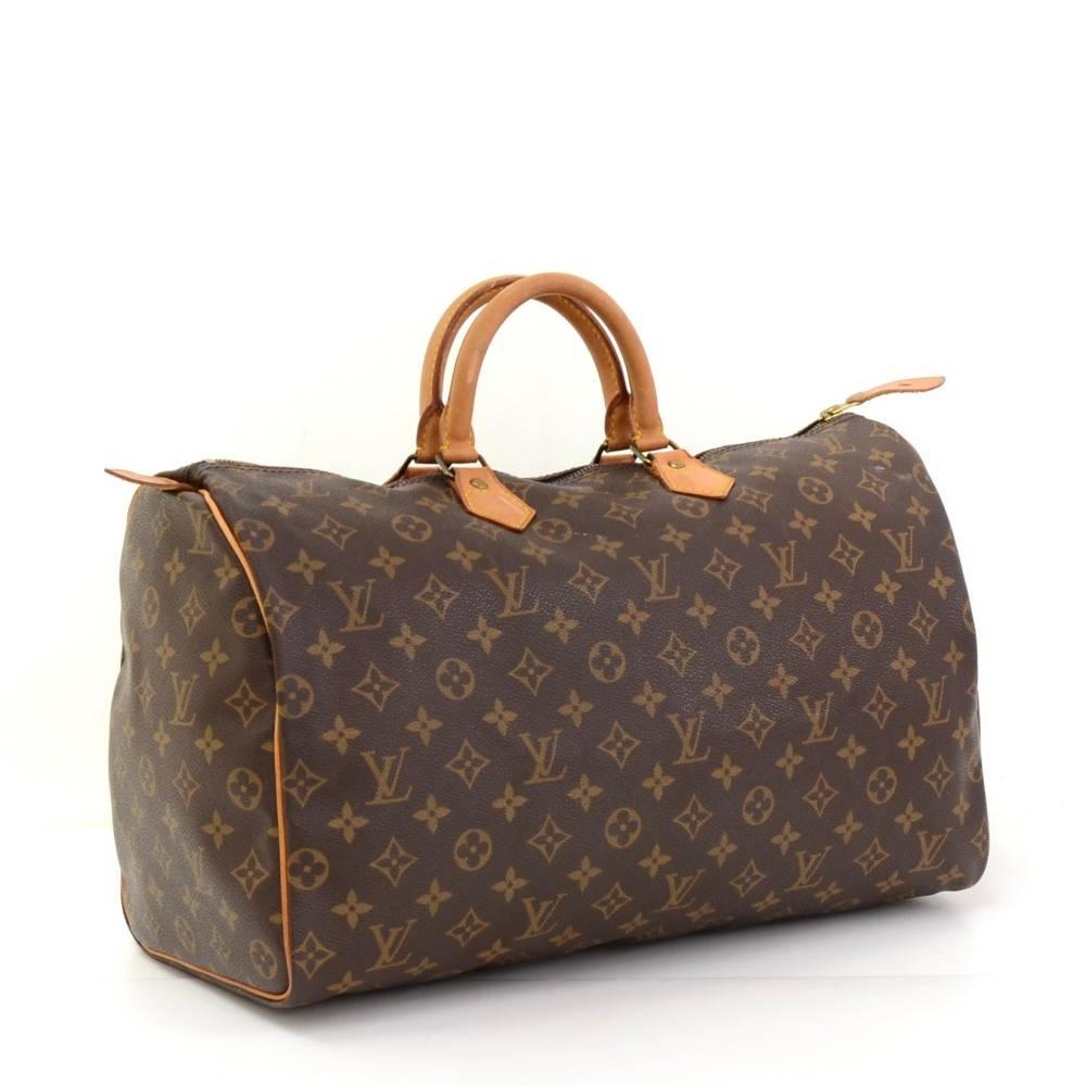 Louis Vuitton Speedy 40 bag crafted in monogram canvas. It offers light weight elegance in a compact format. Inspired by the famous keep all travel bag, it features a brass zip closure and it  is perfect for carrying everyday essentials.

Made in: