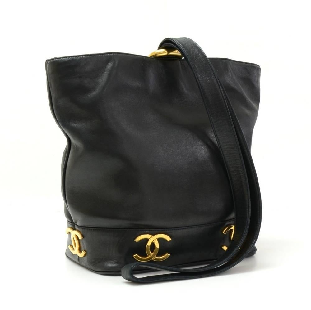 Chanel shoulder bucket bag in black leather. It has gold tone CC logo around the bottom part. Main access has leather string closures. Inside has leather lining and 2 zipper pockets. Comfortably carried on one shoulder.

Made in: Italy
Serial
