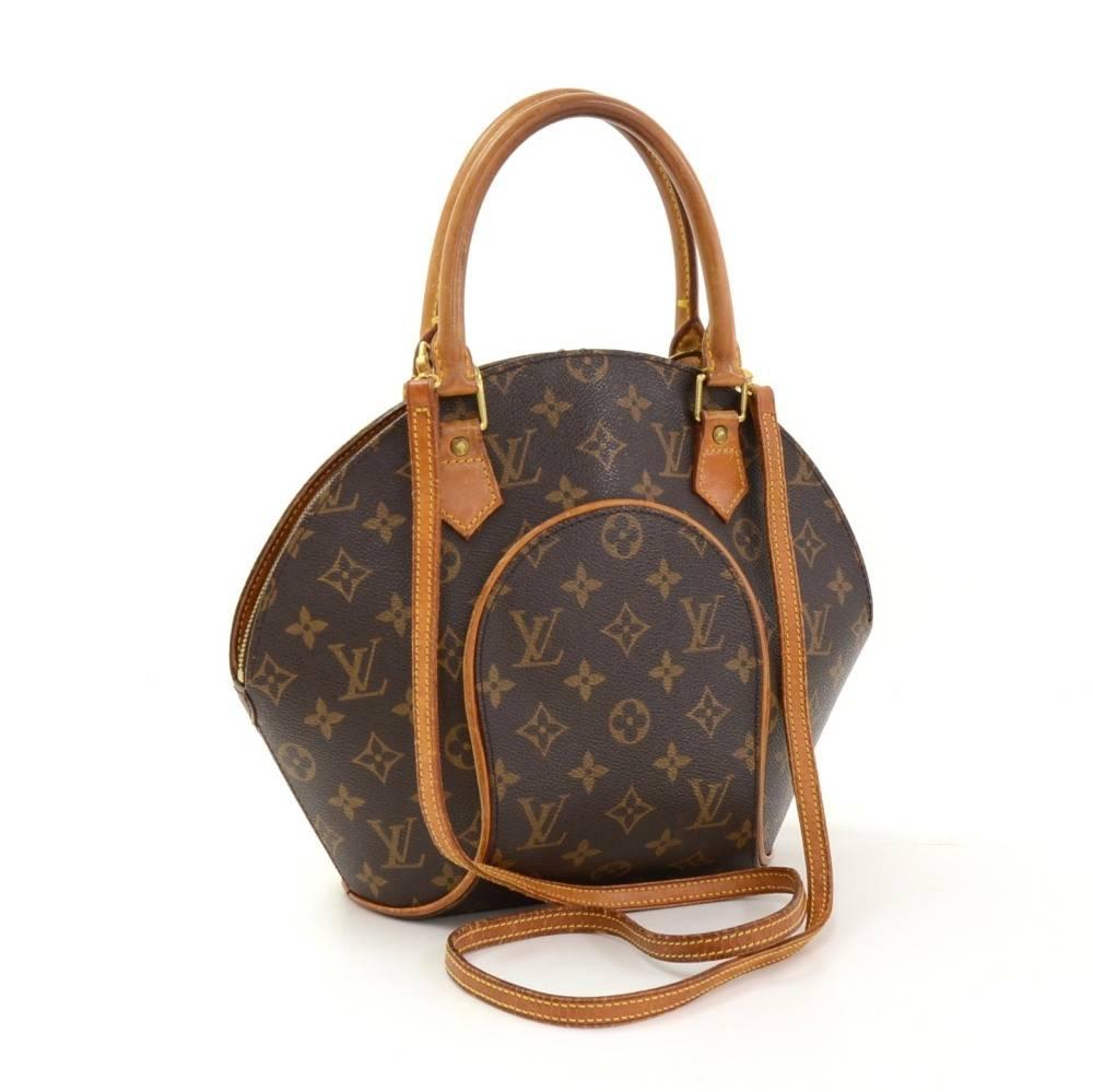 Louis Vuitton Ellipse PM in monogram canvas. Easy access secured with double zipper and spacious interior for all your goods. Inside is one open pocket and brown lining. Discontinued item in unique shape. 

Made in: France
Serial Number: