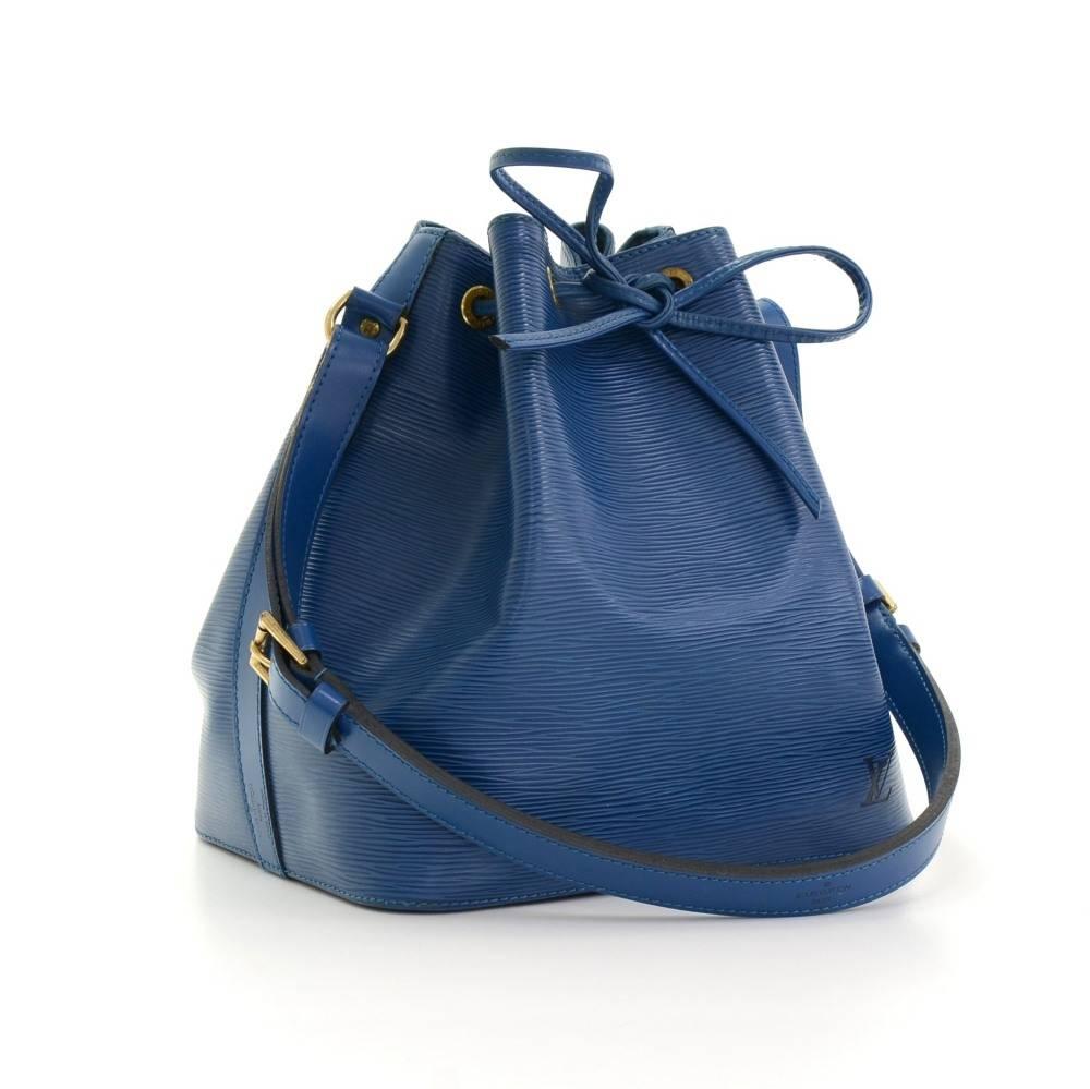 Louis Vuitton Petit Noe a smaller-scale interpretation of the famous champagne bag created in 1932. Petit Noé is styled in Epi leather. Leather strap closure, adjustable shoulder strap. Comfortably carried on one shoulder or in hand. Perfect for