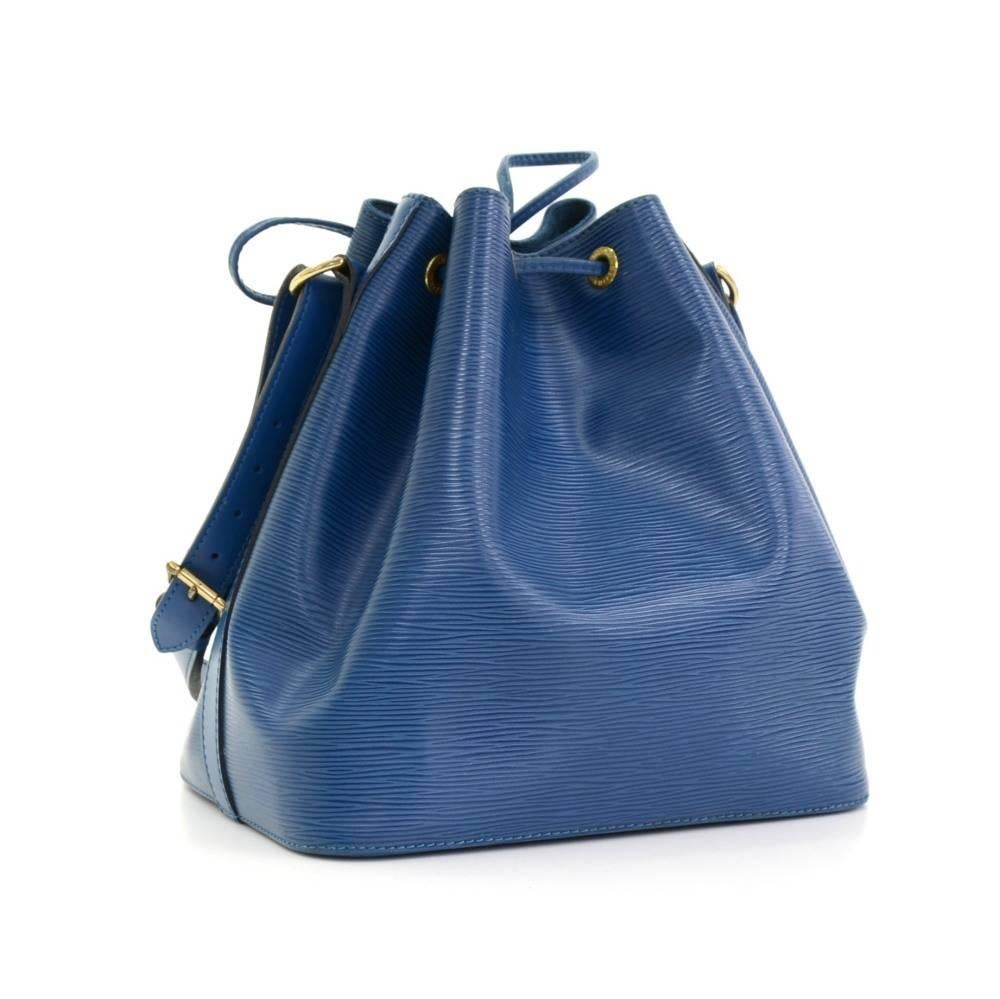 Vintage Louis Vuitton Petit Noe Blue Epi Leather Shoulder Bag In Excellent Condition In Fukuoka, Kyushu