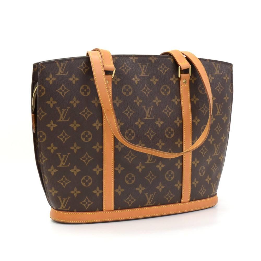 Louis Vuitton Babylone tote in canvas monogram. Top is secured with zipper. Inside is beige alkantra with 2 pockets; 1 with zipper, 1 open and 2 pencil holders. Comfortably carried on shoulder offers great capacity.

Made in: France
Serial