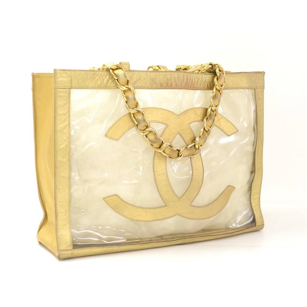 Chanel Shoulder bag in Vinyl x Gold Lambskin leather. Large CC logo is stitched on each side. Open access. Comfortably carried on shoulder and offers great capacity. 

Made in: France
Serial Number: Hologram was there but unable to read