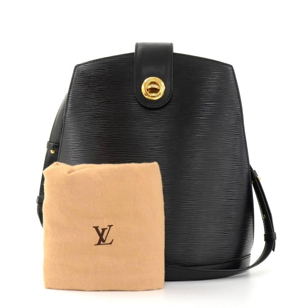 Louis Vuitton epi leather Cluny bag. It has small top flap closure with twist lock. The leather strap is adjustable. Inside has 1 open pocket and is in alkantra lining. This item is discontinued!

Made in: France
Serial Number: SP0946
Size: 10.2