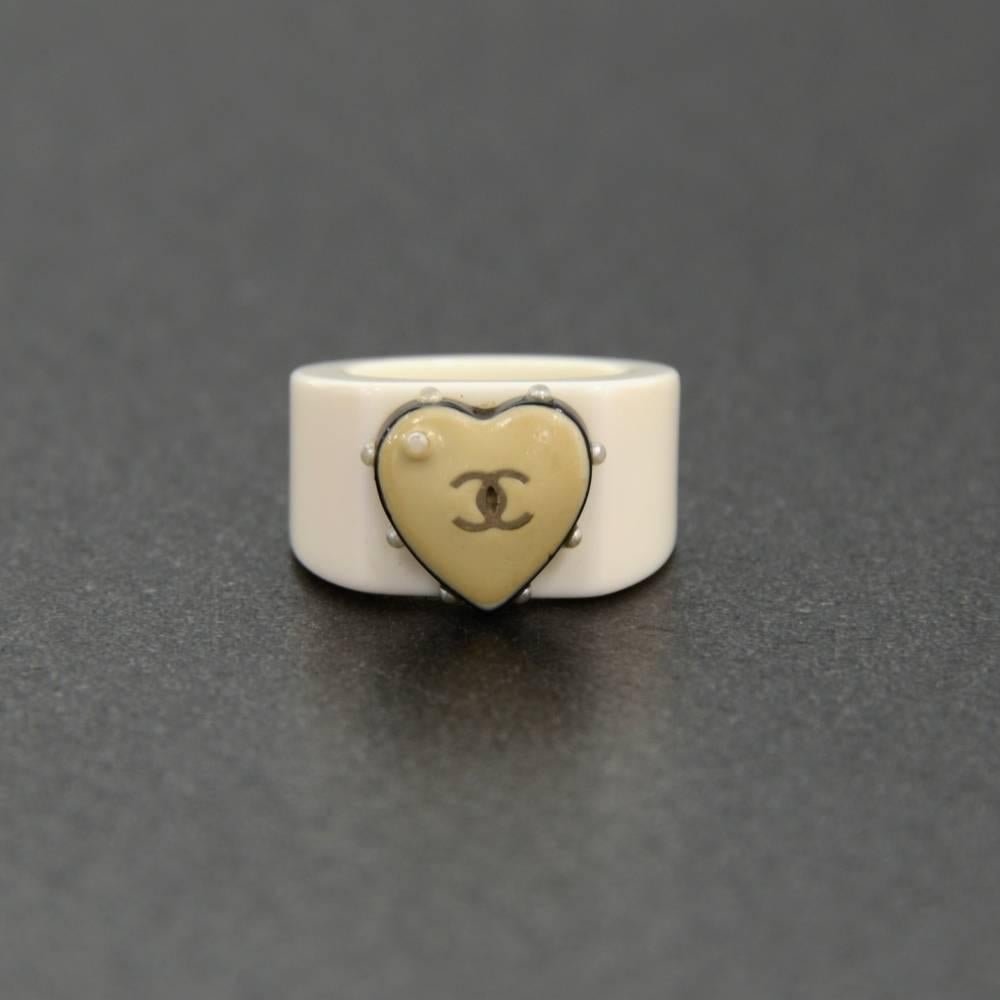 Chanel white plastic ring with beige heart charm and CC logo on top. Chanel hologam plate is missing. Very stylish item!Size: app 6 (US size) or 13 (Japanese size) 

Made in: France
Color: White
Dust bag:   Not included  
Box:   Not included 