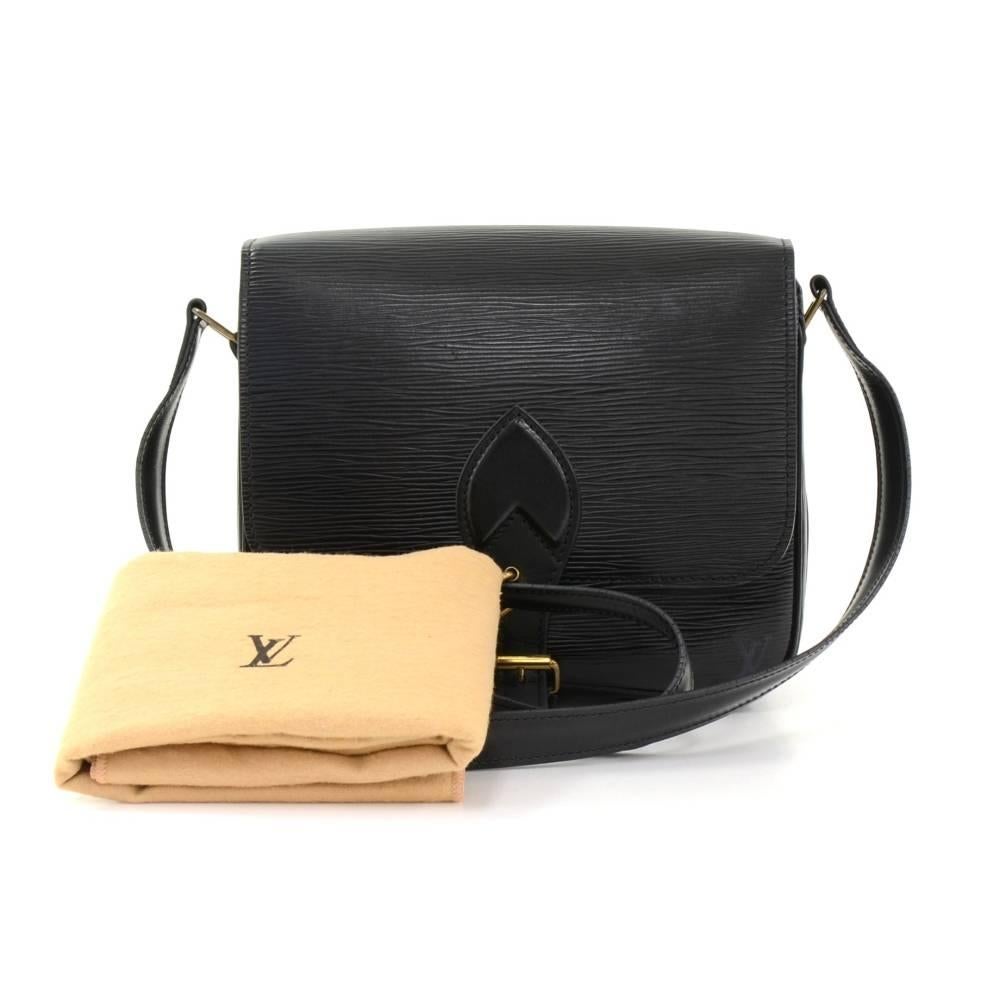 Louis Vuitton Cartouchiere MM in black epi leather. Flap top secured with belt closure. Inside is leather lining. Comfortably carry on shoulder or across body with adjustable leather strap. 

Made in: France
Serial Number: MI0931
Size: 8.3 x 7.1