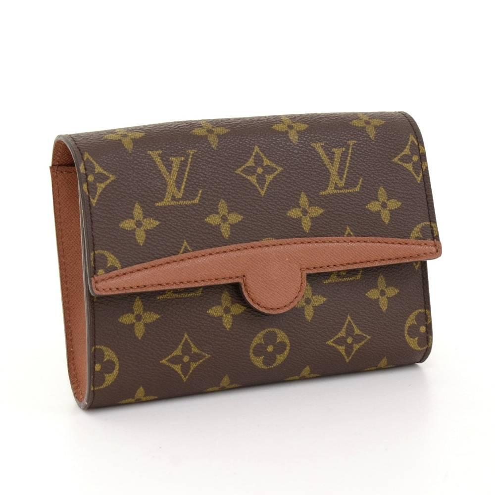Louis Vuitton Pochette Arche in monogram canvas. Flap top with stud closure. It can also be worn around the waist on the leather belt. Very stylish!Belt is not included.

Made in: France
Serial Number: MI0975
Size: 6.7 x 4.7 x 1.4 inches or 17 x