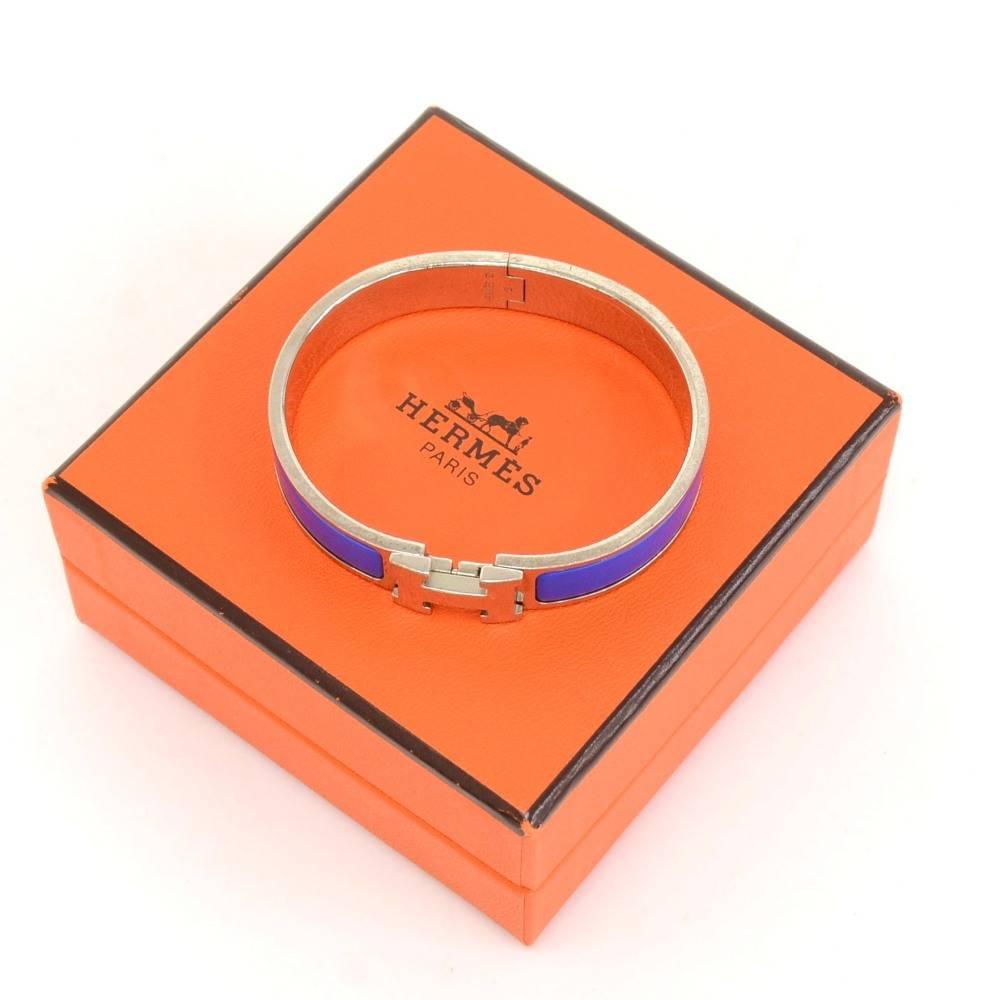 Hermes blue x Silver Tone H Clic Clac PM bangle. Hermes G engeavement on the inside. It looks very stylish and would make a great statement wherever you go. Size: PM. App 2.4 inches or 6 cm in diameter.

Made in: France
Size: 2.4 x 0.4 x 0 inches