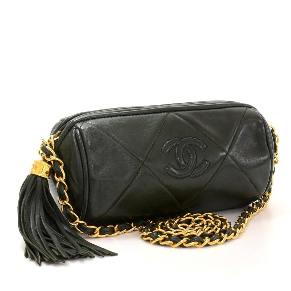 Chanel dark green quilted leather pouch bag. Simple design and easy access secured with zipper and fringe attached as zipper pull. Inside has black leather lining and 1 zipper pocket. Look so cute!

Made in: Italy
Serial Number: 0754595
Size:
