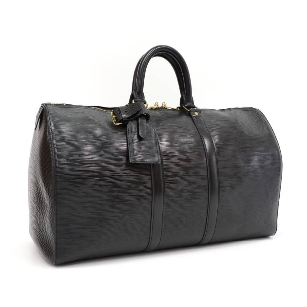 Louis Vuitton Keepall 45 in Epi leather. It is a classic of the Louis Vuitton travel bag collection. It has comfortable rounded leather handles and a double zipper. Easy access and truly popular color. Comes with name tag and Poignees.

Made in: