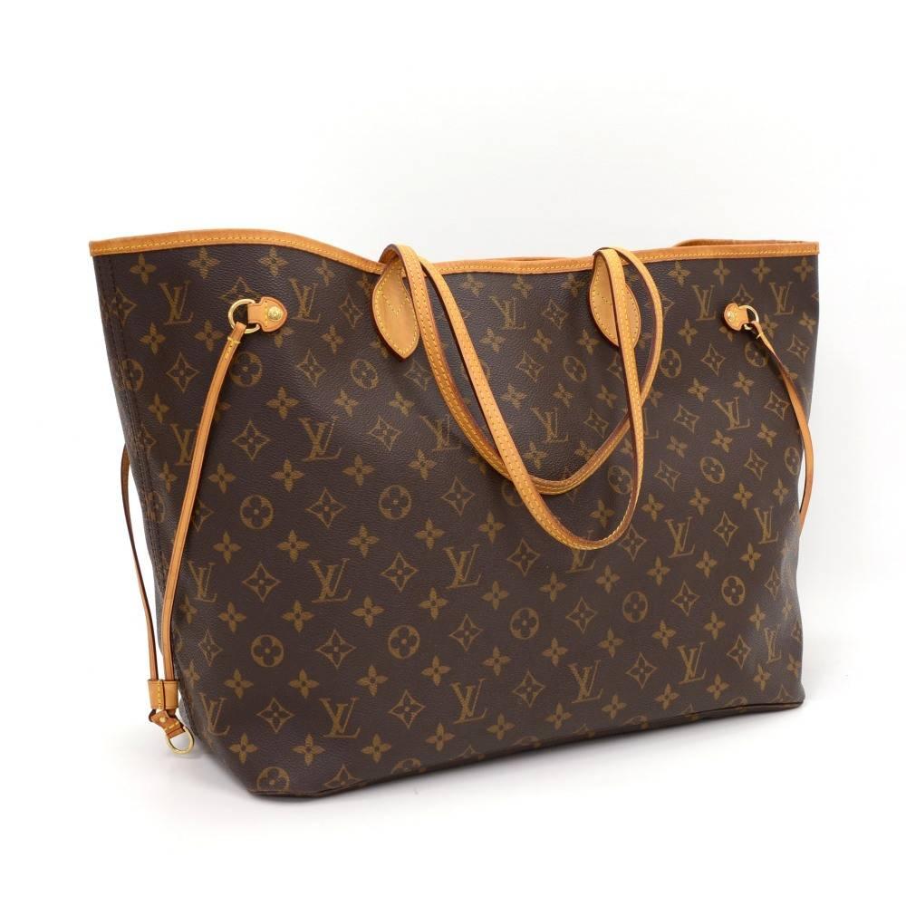 Louis Vuitton Neverfull GM tote bag in monogram canvas. Inside has 1 zipper pocket. Comes with D ring inside to attach small pouches or keys. 

Made in: France
Serial Number: TH1029
Size: 15.6 x 12.8 x 7.9 inches or 39.5 x 32.5 x 20 cm
Shoulder