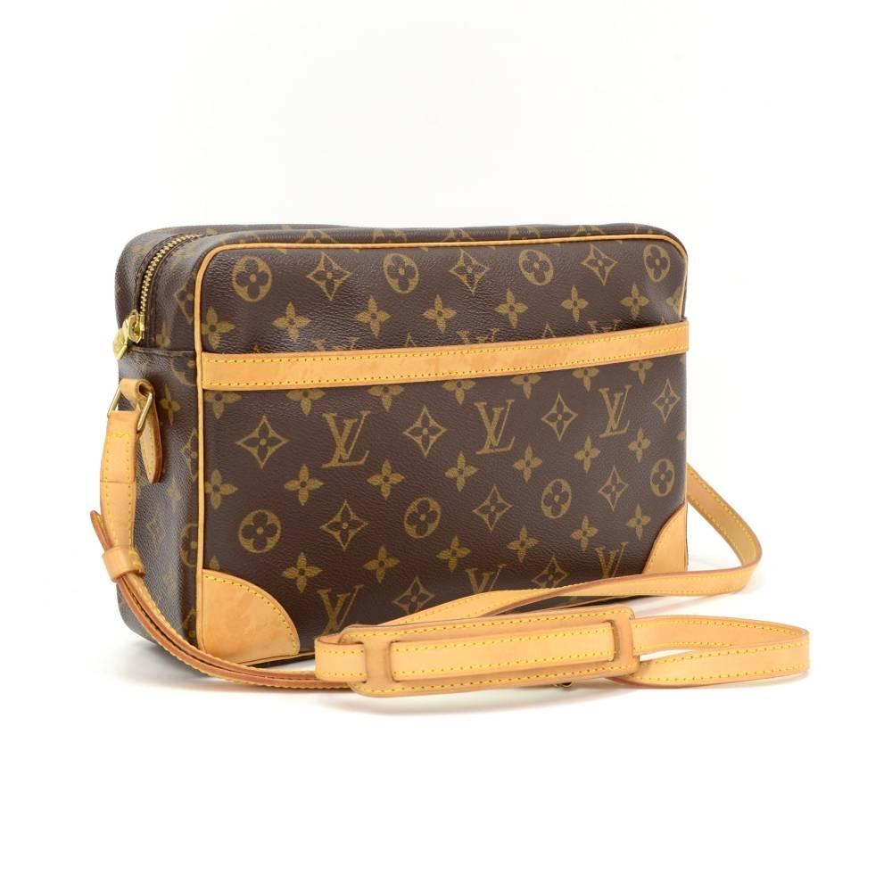 Louis Vuitton Trocadero in monogram canvas. Top is secured with a zipper and 1 open pocket on the front. Inside has brown lining and 1 zipper pocket. Can be carried on shoulder or across body.  

Made in: France
Serial Number: SL0093
Size: 10.6