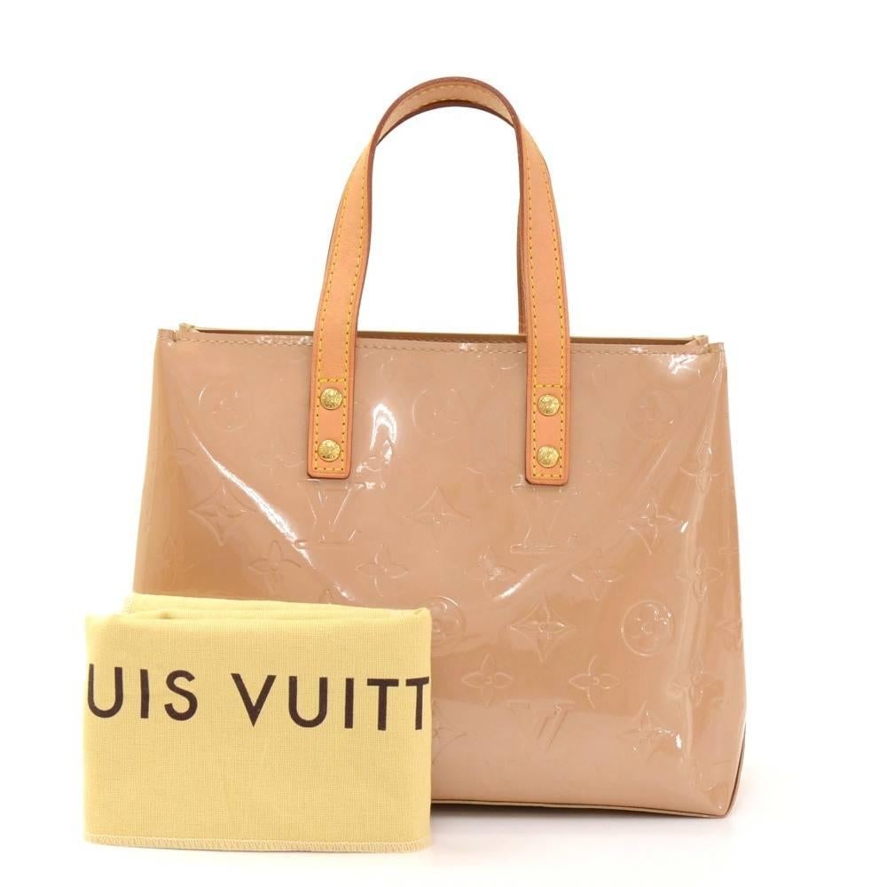 Louis Vuitton Reade PM in Vernis leather. Inside fabric lining and has 1 zipper pocket. Comfortably carried in hand with cowhide leather handles

Made in: France
Serial Number: MI0026
Size: 8.9 x 7.1 x 4.1 inches or 22.5 x 18 x 10.5 cm
Color: