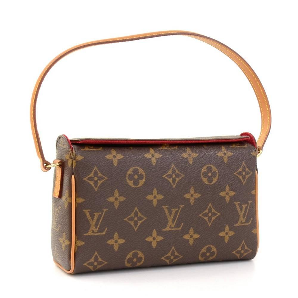 Louis Vuitton Recital handbag in Monogram canvas. It has magnetic closure on top. Inside has red alkantara lining with 1 open pocket. Very cute with any outfit.

Made in: France
Serial Number: SP1022
Size: 7.9 x 5.1 x 2.6 inches or 20 x 13 x 6.5