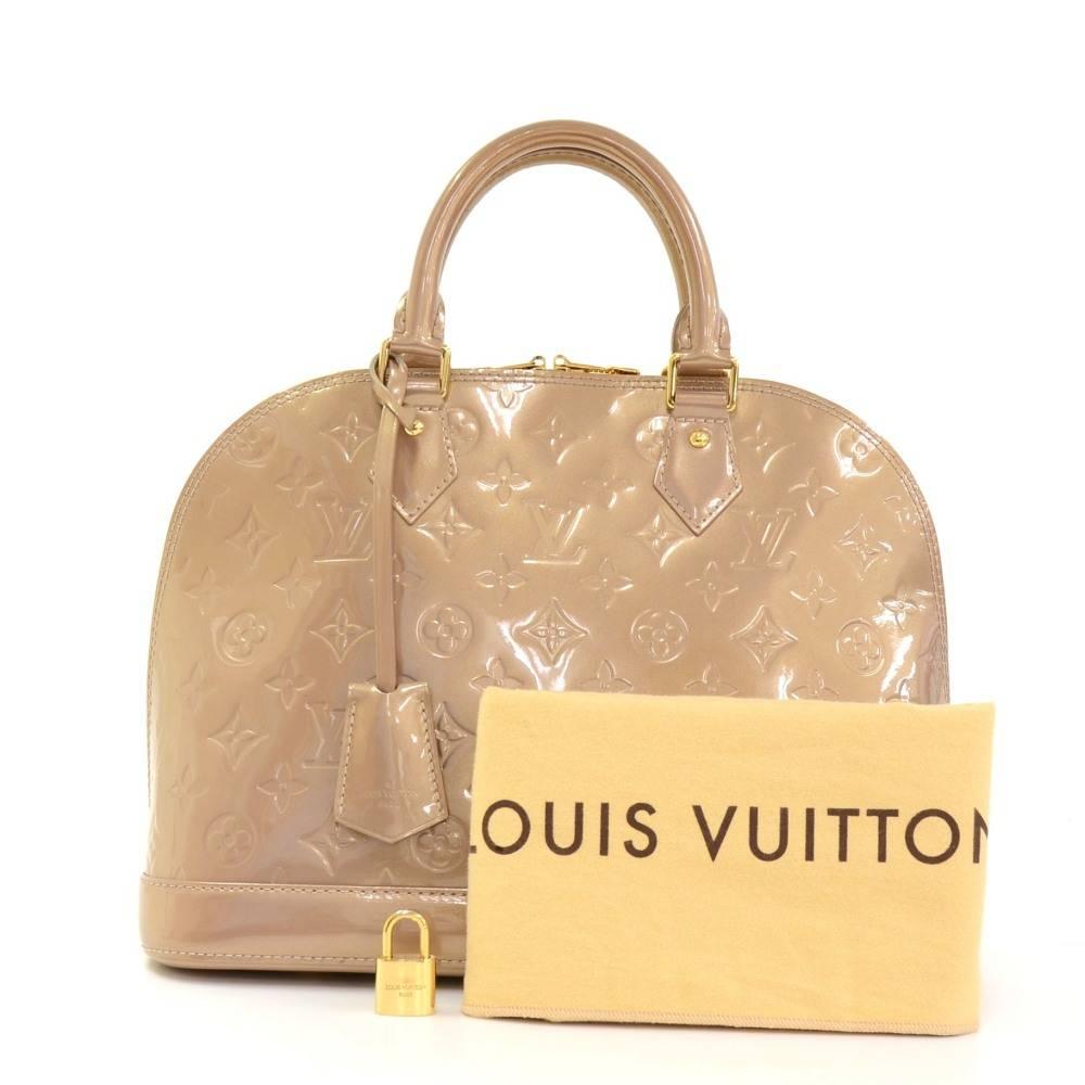 Louis Vuitton Alma bag in vernis leather. With its shapes invented by Gaston Vuitton in the 1930’s, Alma is now a classic. Hand-held and closed with a double zipper. Inside has 2 open pockets. Very stylish item!

Made in: France
Serial Number: